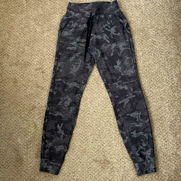 Lululemon camo joggers - Picture 1 of 2